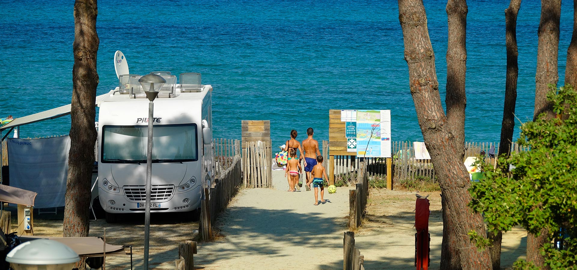 Camping san damiano emplacement premier rang mer camping car pinede acces plage famille